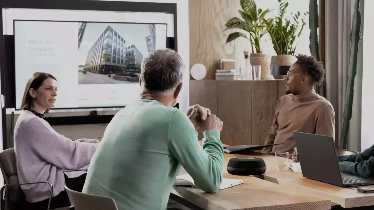 A Guide to Mastering Mic Placement in Collaboration Spaces